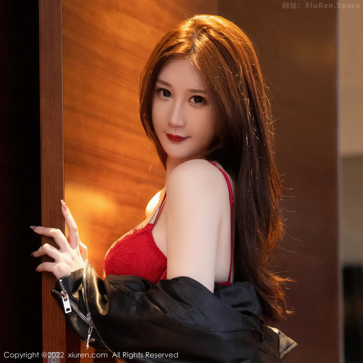 图片[4]-[XiuRen秀人网] VOL.5710 模特顾乔楠Cora私房脱黑外衣露性感红色情趣蕾丝内衣诱惑写真88P-秀人网官方网站